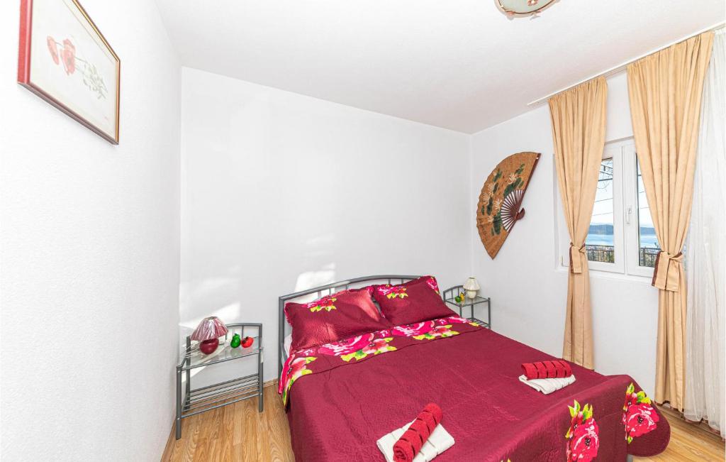 Posteľ alebo postele v izbe v ubytovaní Gorgeous Home In Kastel Kambelovac