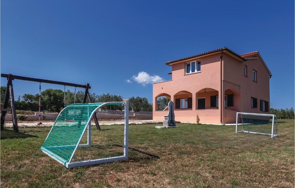 plac zabaw na podwórku przed domem w obiekcie Cozy Home In Vodnjan With Wifi w mieście Vodnjan
