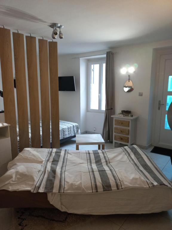 une chambre avec un lit et une table dedans dans l'établissement Studio proche port, à Torcy