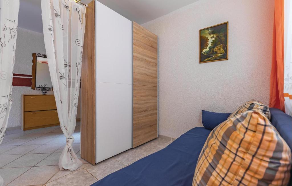 Łóżko lub łóżka w pokoju w obiekcie 3 Bedroom Awesome Apartment In Pavicini