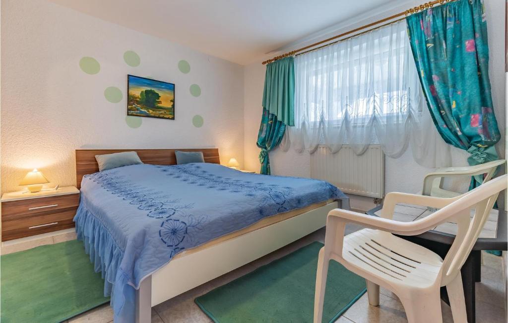 Łóżko lub łóżka w pokoju w obiekcie 3 Bedroom Awesome Apartment In Pavicini