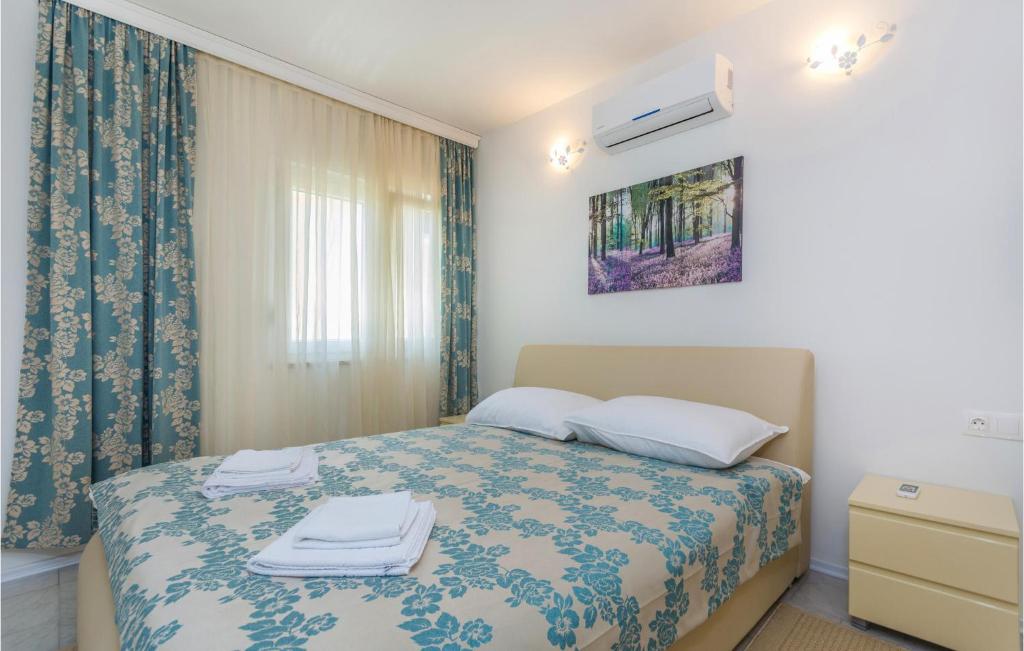 Łóżko lub łóżka w pokoju w obiekcie Four-Bedroom Holiday Home In Perci