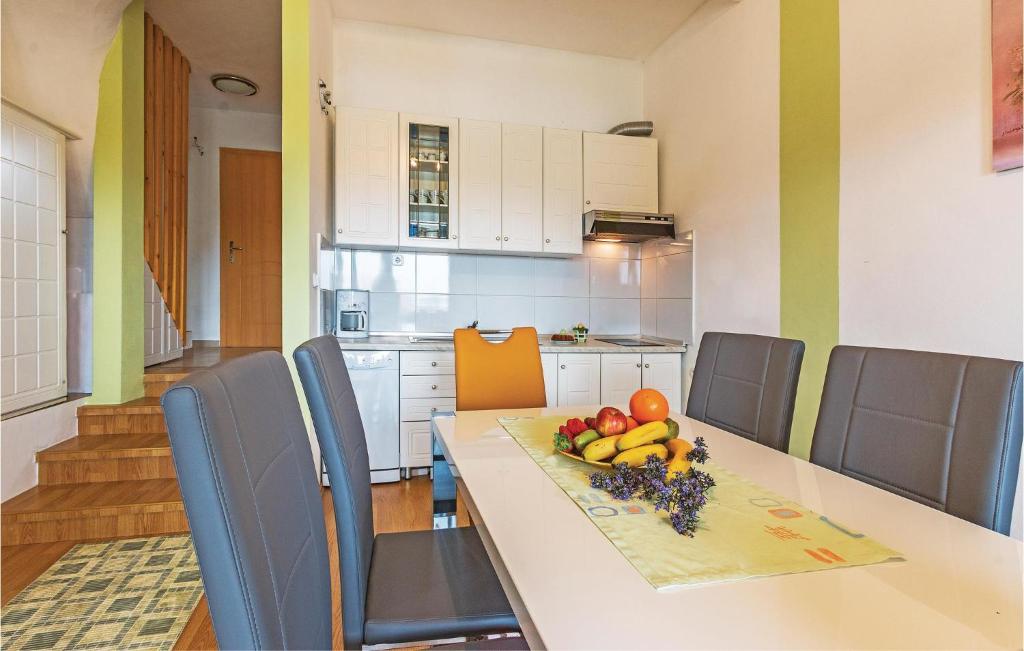Kuchnia lub aneks kuchenny w obiekcie Holiday Home Betiga With Sea View Vi
