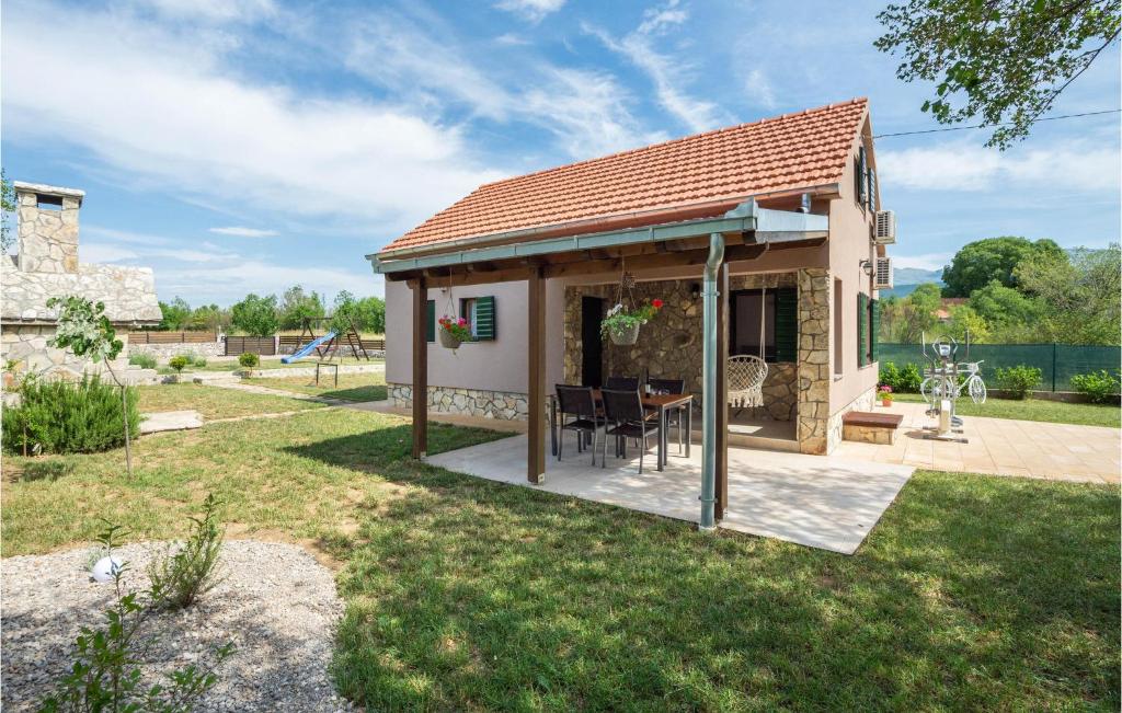 Vonkajšia záhrada v ubytovaní 2 Bedroom Beautiful Home In Trilj