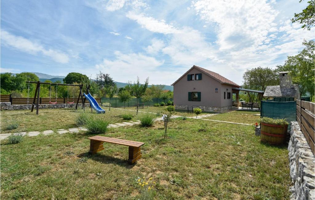 Vonkajšia záhrada v ubytovaní 2 Bedroom Beautiful Home In Trilj