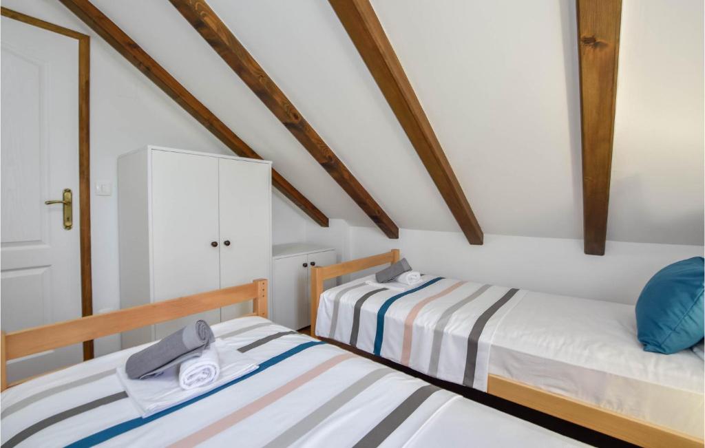 Posteľ alebo postele v izbe v ubytovaní 2 Bedroom Beautiful Home In Trilj