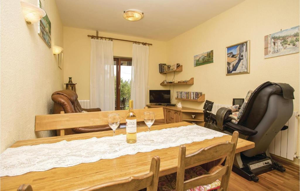Posezení v ubytování Beautiful Apartment In Lovran With Wifi