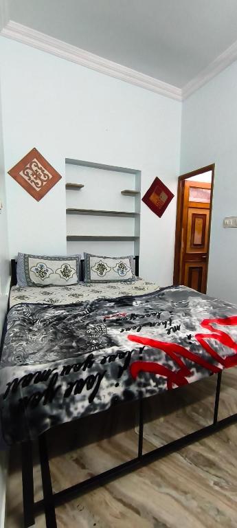 a bedroom with a bed in a room at Rose Merry Guesthouse in Bikaner