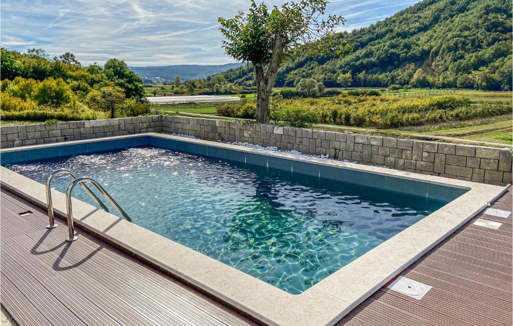 Nespecifikovaný výhled na hory nebo výhled na hory při pohledu z prázdninového domu