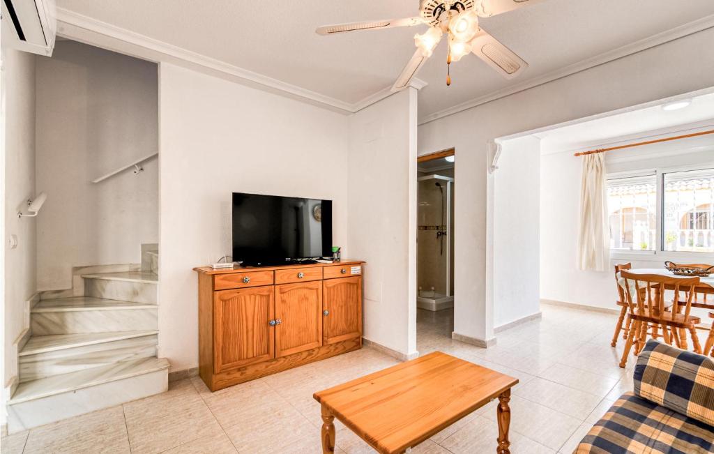 TV a/nebo společenská místnost v ubytování Gorgeous Home In Santa Pola With Wifi