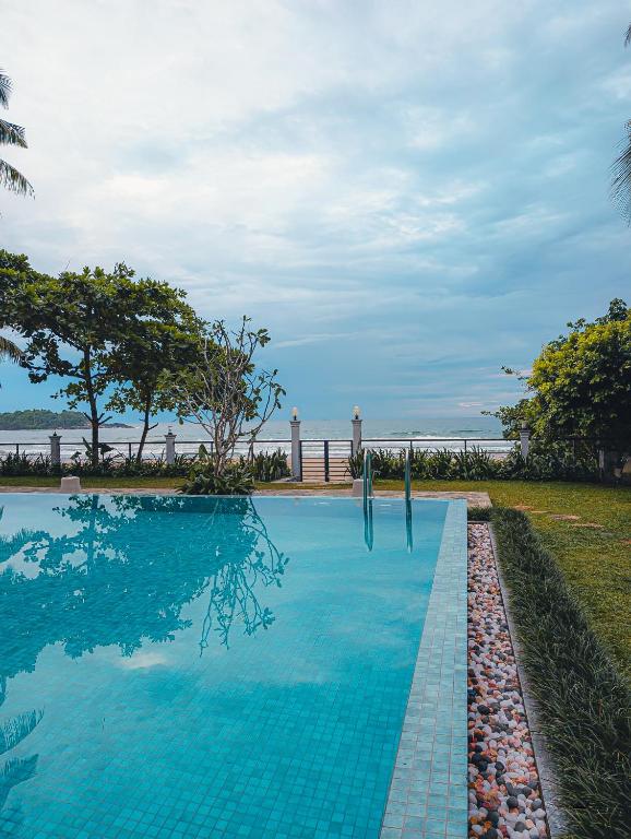Bazén v ubytování Ivory Resort Dikwella nebo v jeho okolí