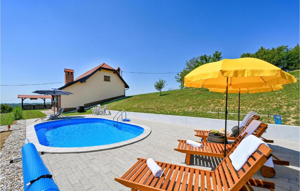 Πισίνα στο ή κοντά στο Cozy Home In Slavetic With Kitchen