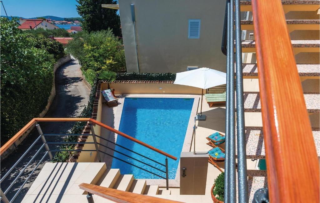 Bazén v ubytovaní Four-Bedroom Holiday Home In Brodarica alebo v jeho blízkosti