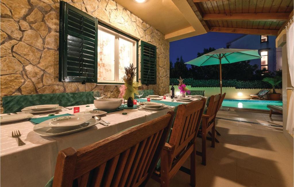 Bazén v ubytovaní Four-Bedroom Holiday Home In Brodarica alebo v jeho blízkosti