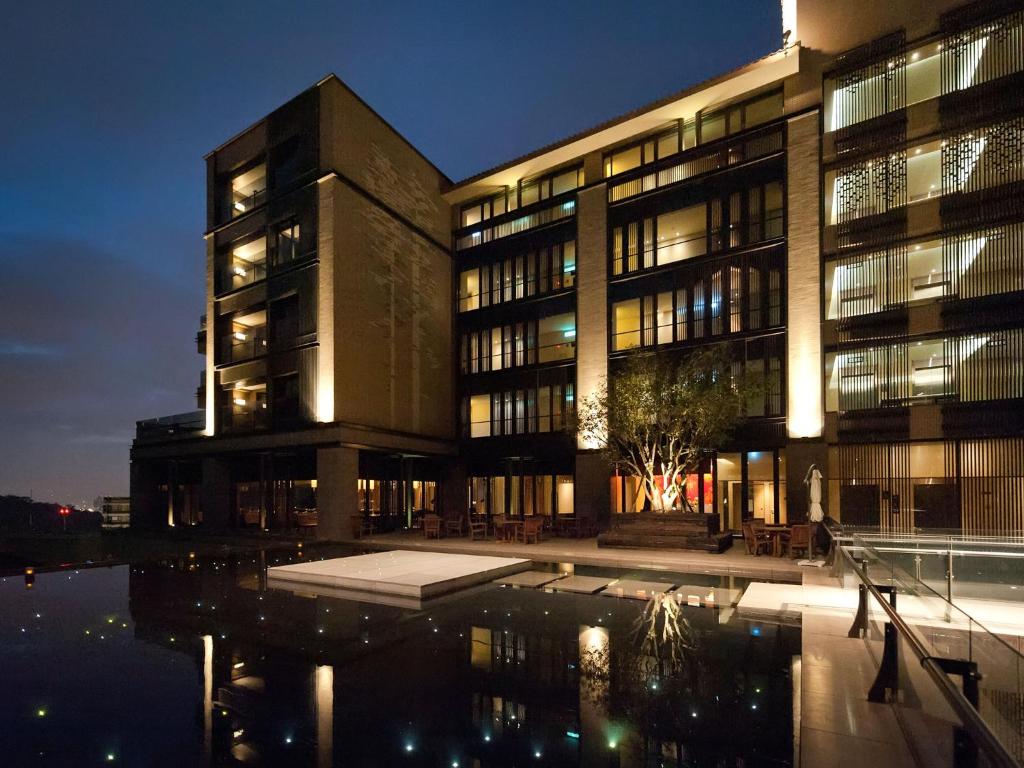 un edificio con una piscina de agua delante en Grand View Resort Beitou en Taipéi