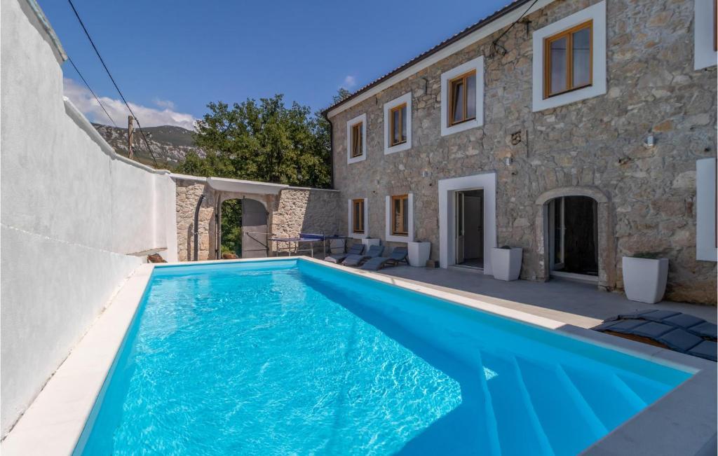 8 Bedroom Cozy Home In Tribalj