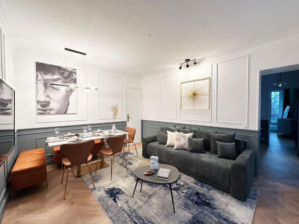 un salon avec un canapé et une table dans l'établissement Apt lux walk to Opera Lafayette, à Paris
