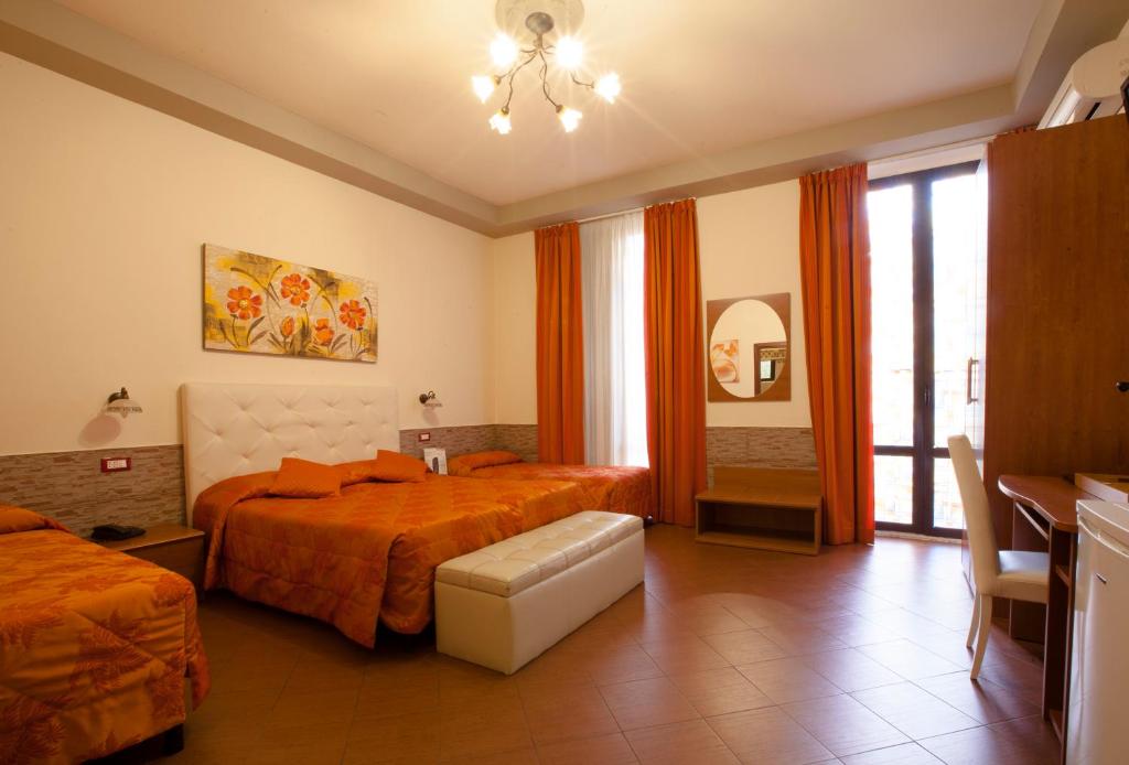 pokój hotelowy z dwoma łóżkami i oknem w obiekcie Hotel Ester we Florencji
