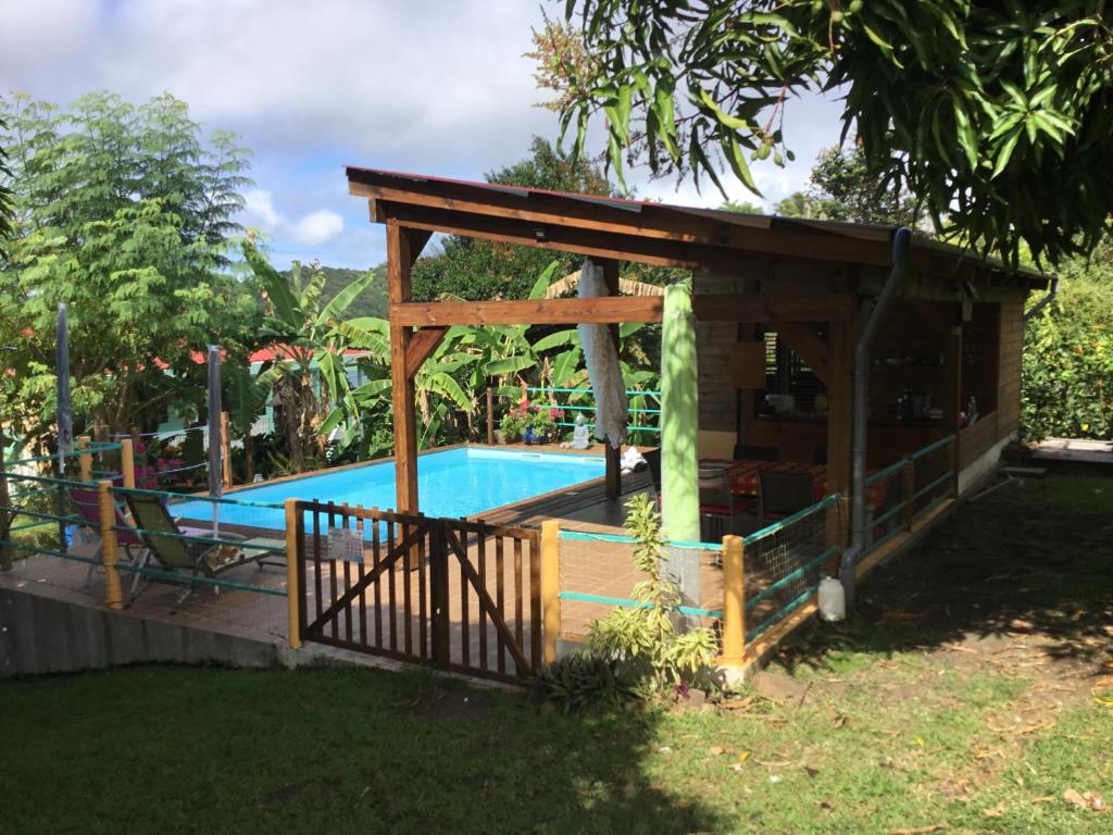 Bazén v ubytování Noukatchimbe Bungalow avec piscine partagée pour 2 à 4 personnes nebo v jeho okolí