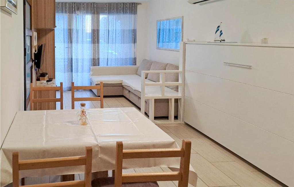 Kuchyňa alebo kuchynka v ubytovaní Awesome Apartment In Crikvenica