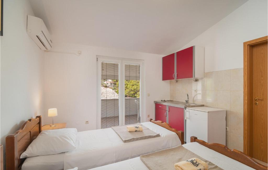 Kuchyň nebo kuchyňský kout v ubytování Gorgeous Apartment In Supetar-Splitska