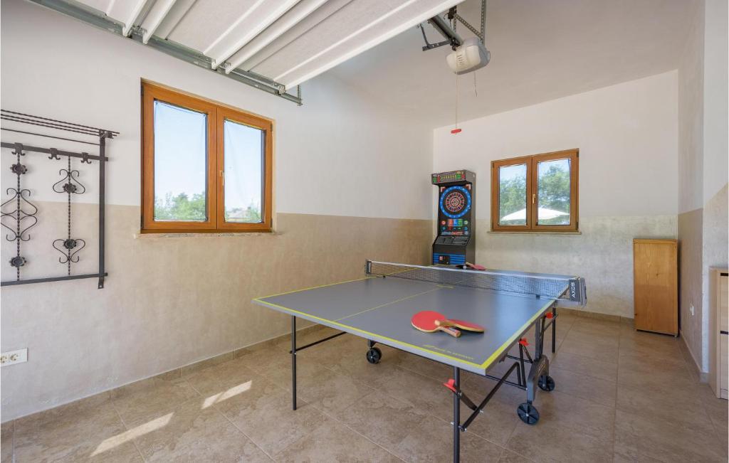 stół do ping ponga na środku pokoju w obiekcie Two-Bedroom Holiday Home In Tinjan w mieście Tinjan