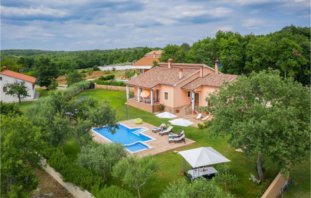 Basen w obiekcie Two-Bedroom Holiday Home In Tinjan lub w pobliżu