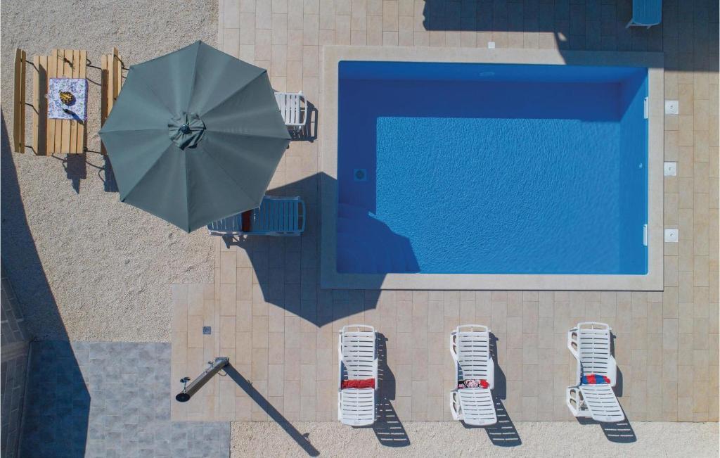 Bazén v ubytování Holiday Home Krnica Isici nebo v jeho okolí
