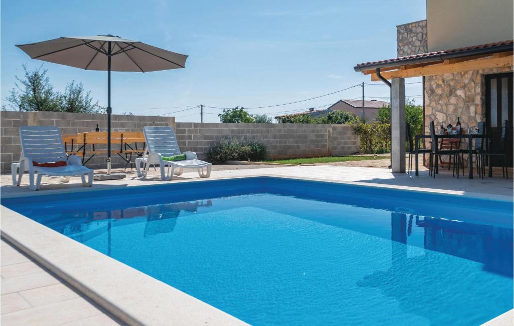 Bazén v ubytování Holiday Home Krnica Isici nebo v jeho okolí