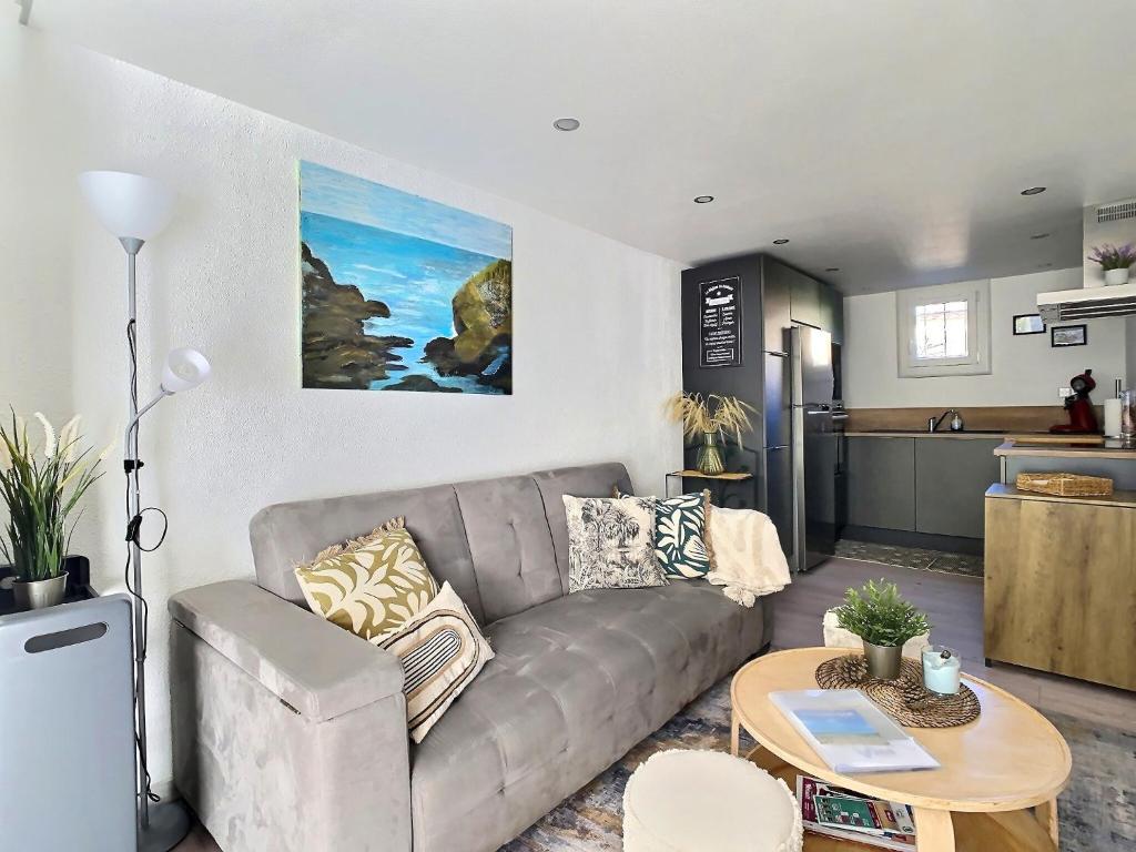 un salon avec un canapé et une table dans l'établissement Maison Luxembourgeoise à Vias, à Vias