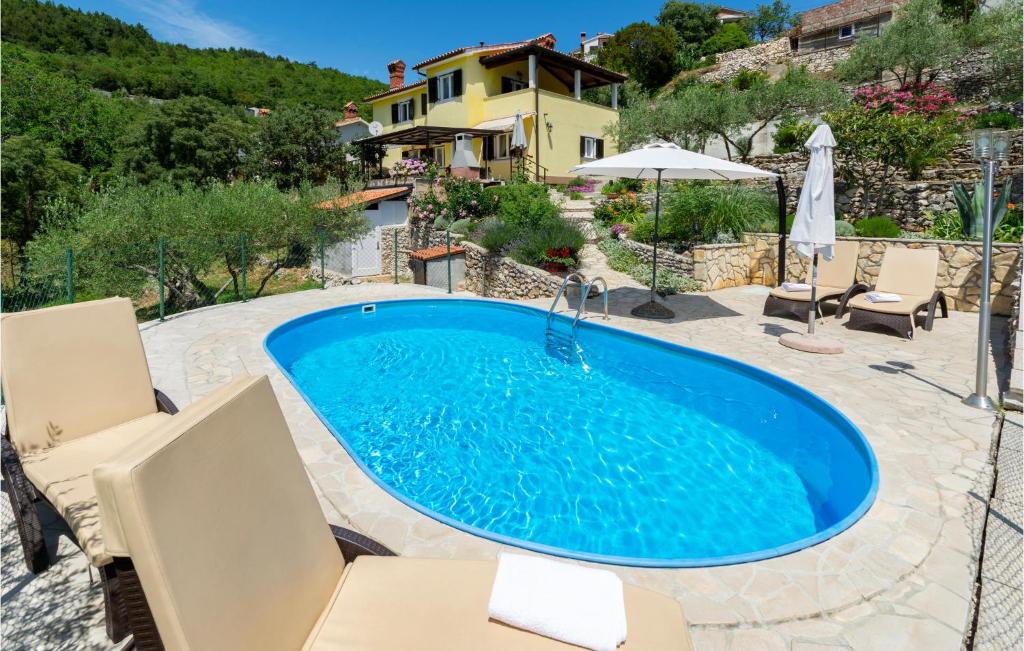 Bazén v ubytování Holiday Home Rabac 13 nebo v jeho okolí