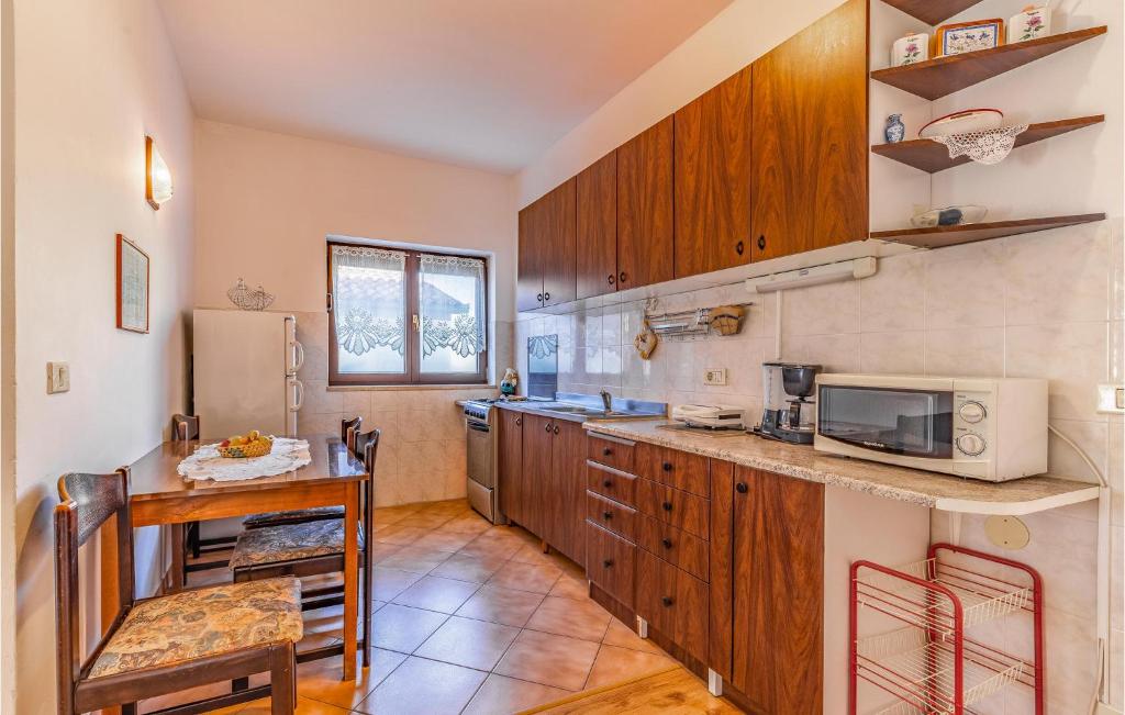 Kuchyňa alebo kuchynka v ubytovaní Lovely Apartment In Pula With Kitchen