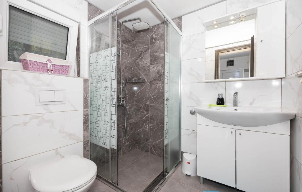 Koupelna v ubytování One-Bedroom Apartment In Suhi Potok-Jesenice