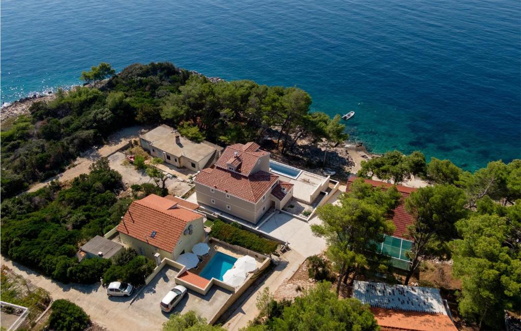 una vista aerea di una casa e dell'oceano di Five-Bedroom Holiday Home In Prizba a Prižba