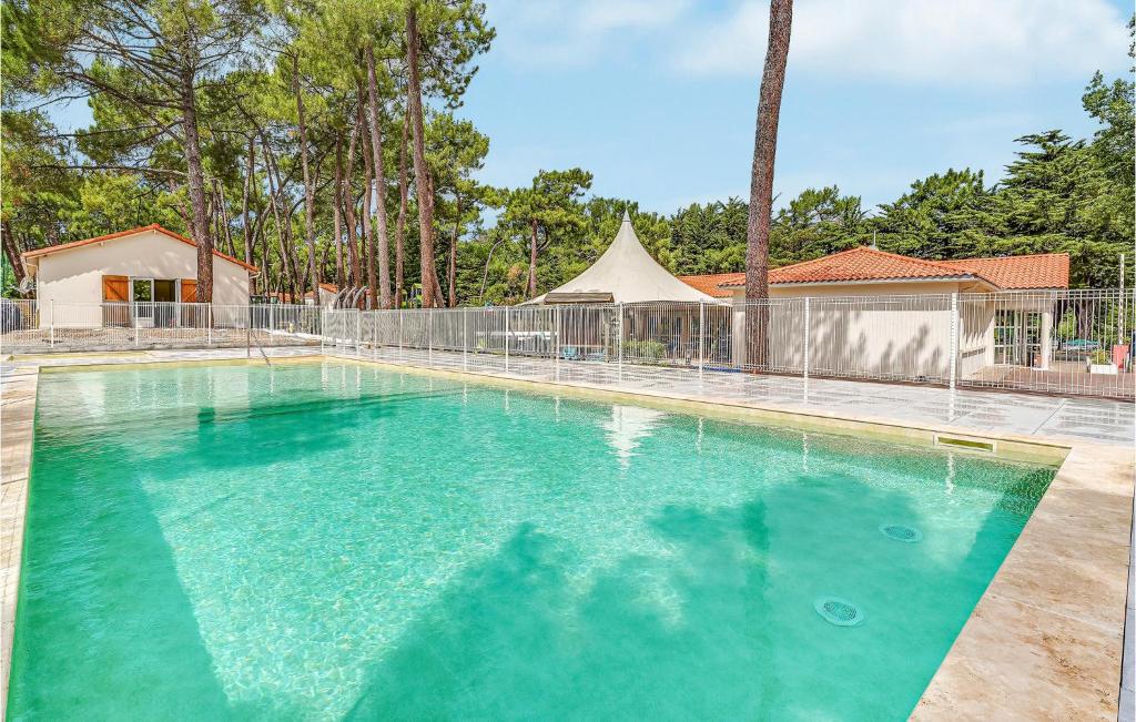Bazén v ubytovaní Stunning Home In La Faute-Sur-Mer alebo v jeho blízkosti