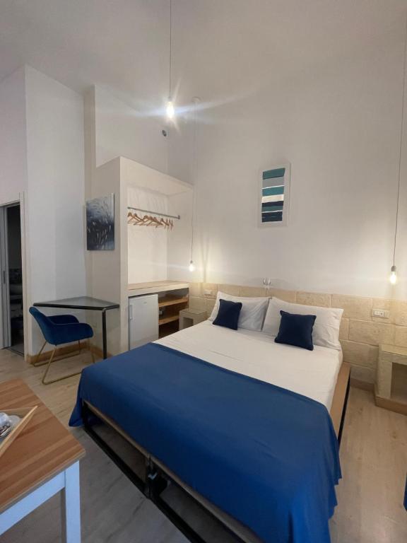 Postel nebo postele na pokoji v ubytování D'Angiò Rooms-Manfredi Homes&Villas