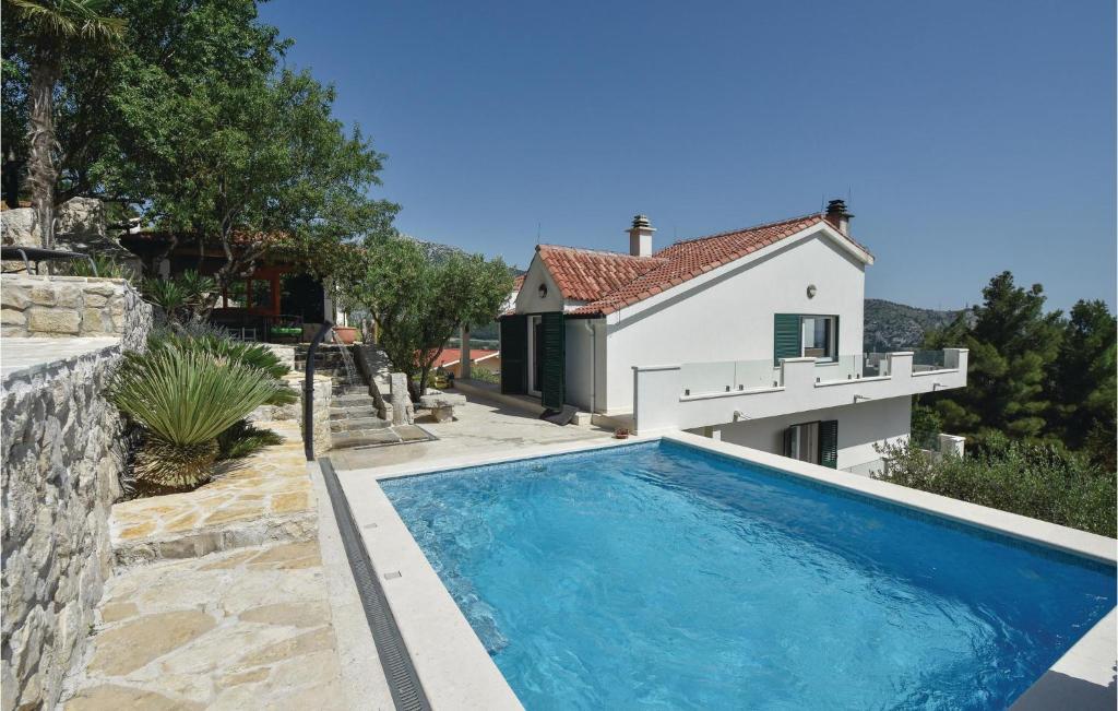 Bazén v ubytování Four-Bedroom Holiday Home In Klis nebo v jeho okolí