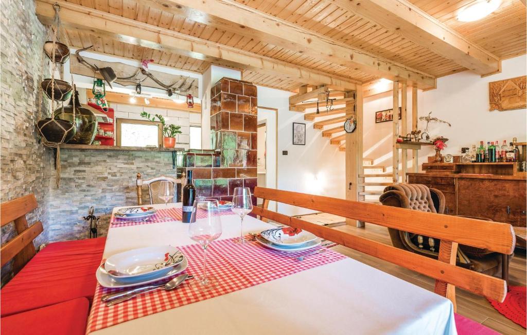 Posedenie v ubytovaní One-Bedroom Holiday Home In Delnice