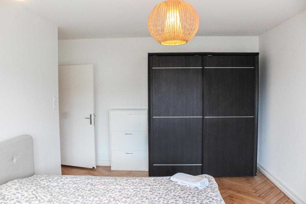 A bed or beds in a room at Enge Station - Private Room Jura