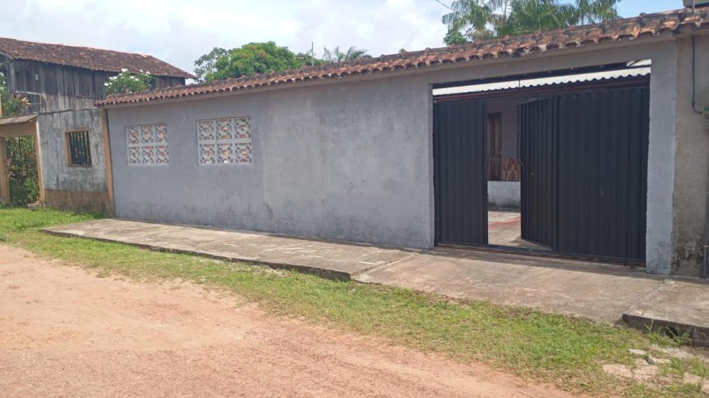una puerta abierta de una casa con garaje en Casa praia, en Belém