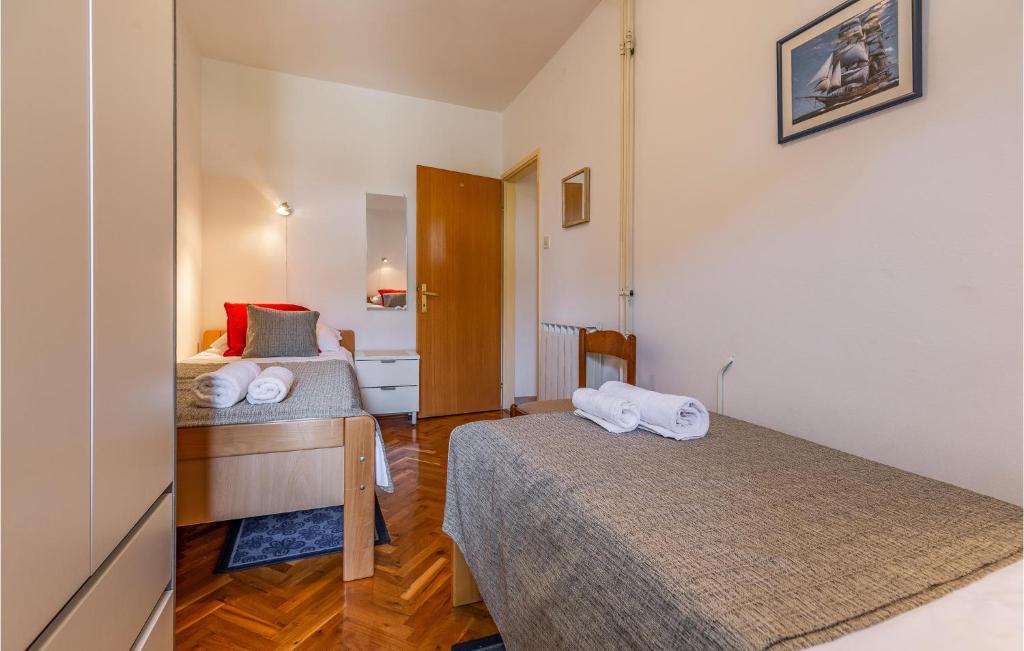 Łóżko lub łóżka w pokoju w obiekcie 3 Bedroom Stunning Apartment In Rovinj