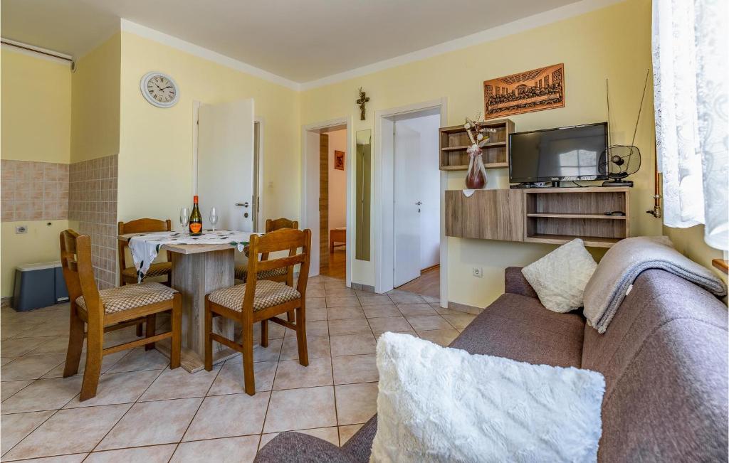 Kuchnia lub aneks kuchenny w obiekcie Awesome Apartment In Kavran With Wifi