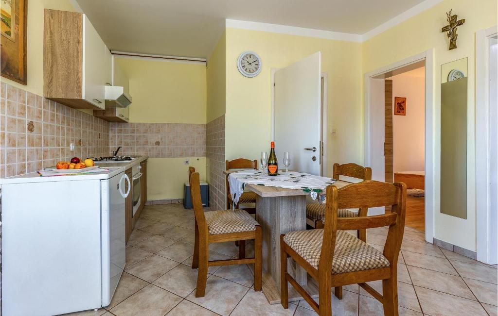Kuchnia lub aneks kuchenny w obiekcie Awesome Apartment In Kavran With Wifi
