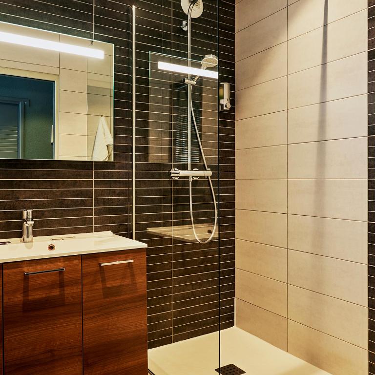 a bathroom with a shower and a sink at La Cremaillere Hôtel-Restaurant in Courseulles-sur-Mer