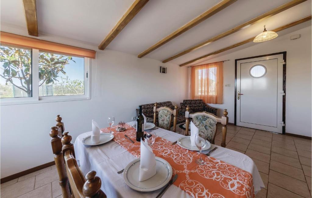 Posedenie v ubytovaní 2 Bedroom Amazing Home In Vodnjan