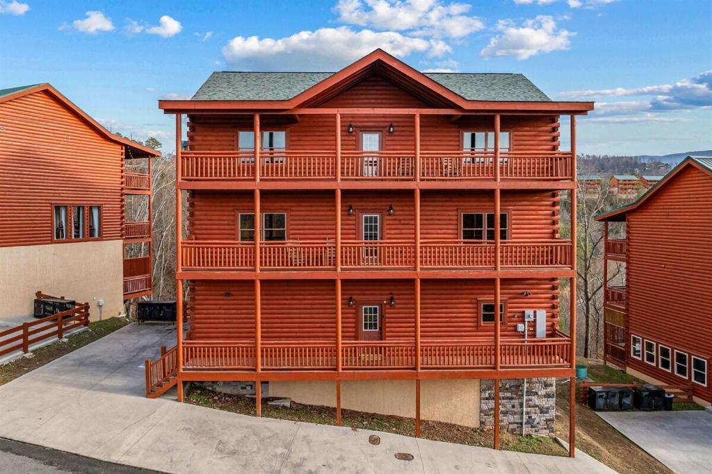 Fotografie z fotogalerie ubytování NewListing! Mtn View, Pvt Heated Pool, Theater, GameRoom, BBQ, Hot Tub, 6 bedroom with attached Bath, Sleeps-12 v destinaci Sevierville