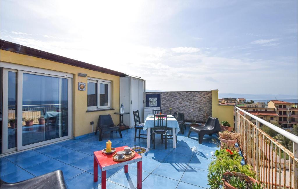 Balkón alebo terasa v ubytovaní Stunning Apartment In Capo Dorlando