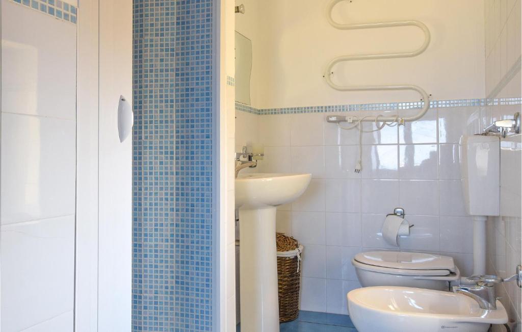 Kúpeľňa v ubytovaní Stunning Apartment In Capo Dorlando