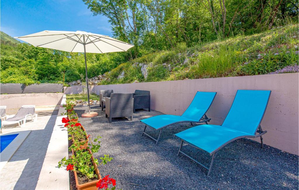 Vonkajšia záhrada v ubytovaní 4 Bedroom Beautiful Home In Veprinac