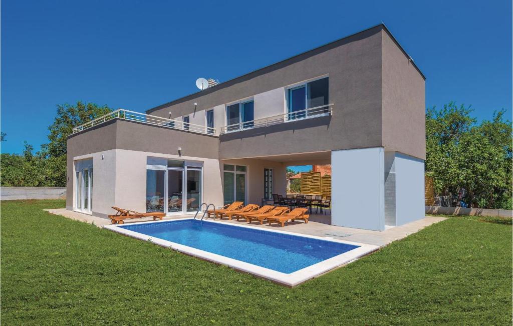 Bazén v ubytování Three-Bedroom Holiday Home In Kozino nebo v jeho okolí